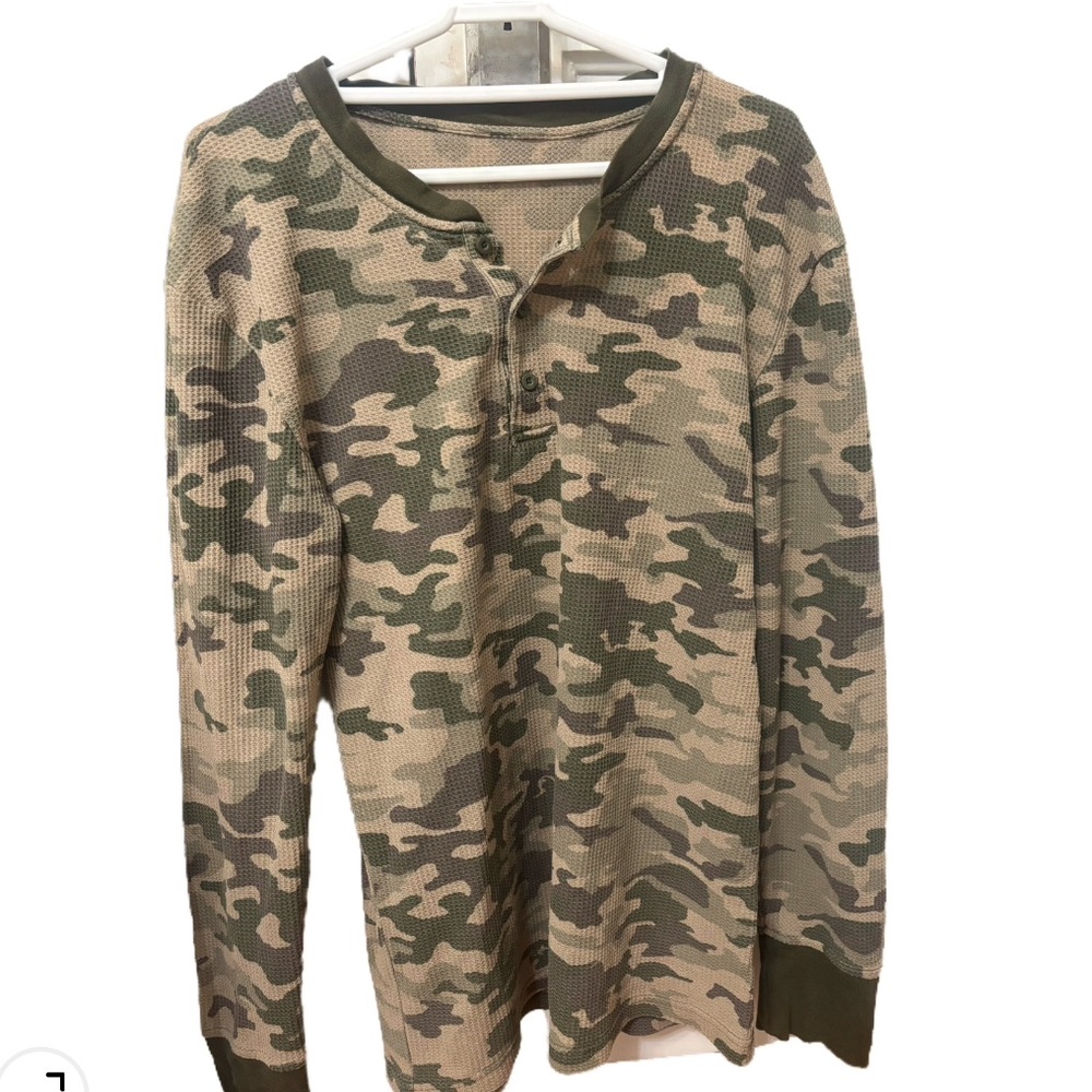 Khaki green camo button-up long sleeve thermal shirt, size medium-large #camo